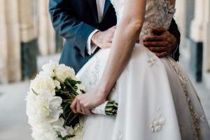 Мечта о незабываемой свадьбе не осуществилась: невеста лишилась ног