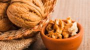 Ученые выяснили, как микрофлора кишечника зависит от грецких орехов